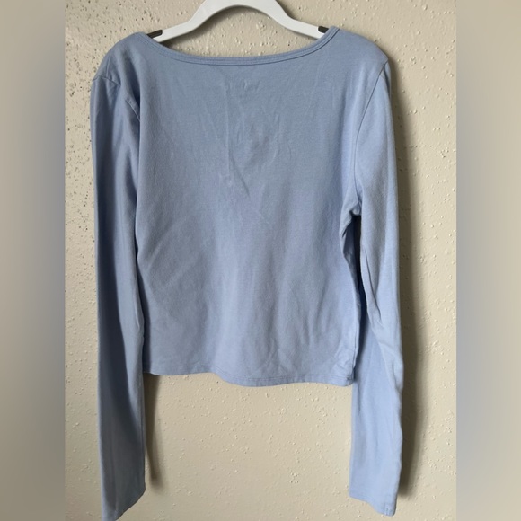 Hollister Baby Tee size M - Picture 2 of 4